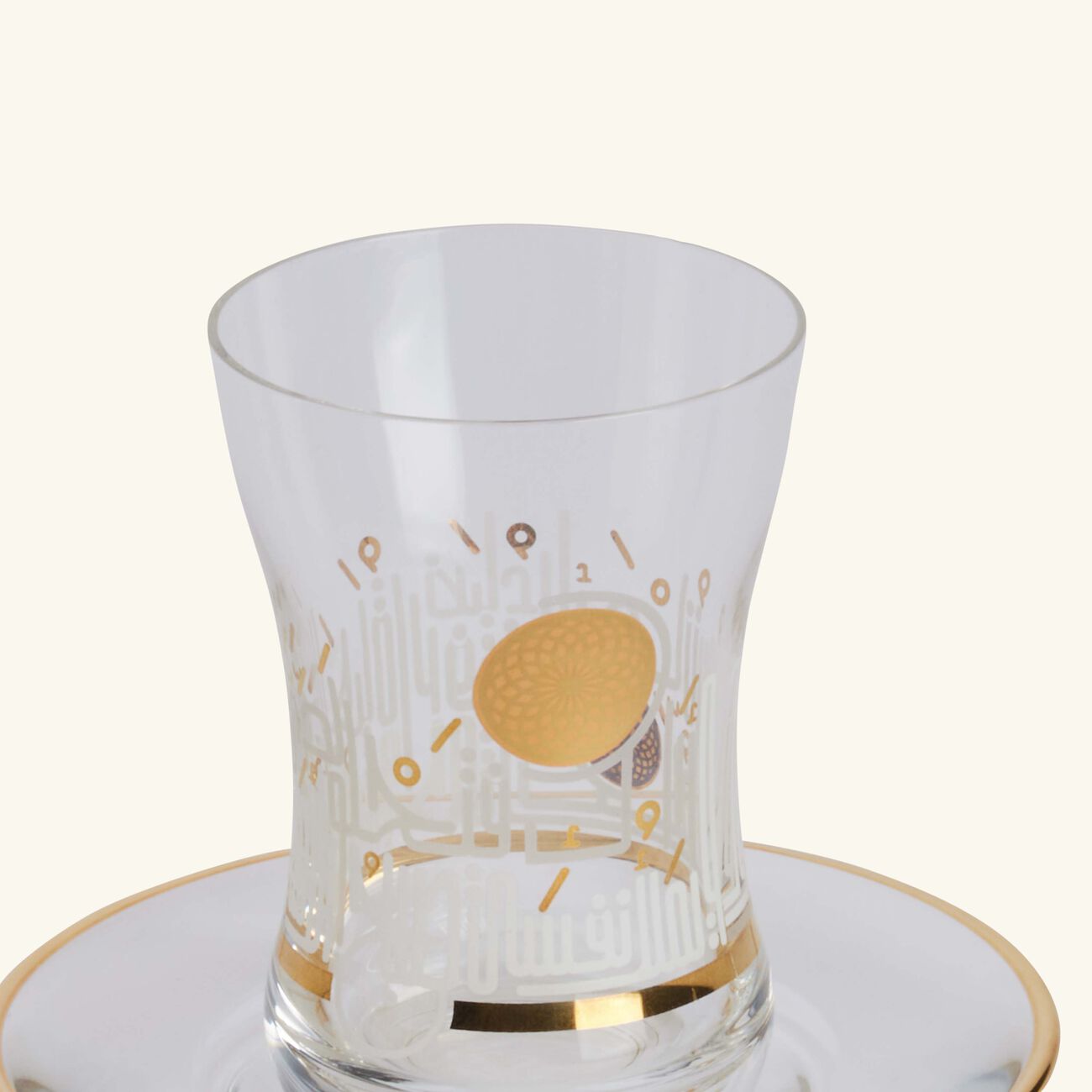 دملاج طقم حياة المؤلف من 6 فناجين عربية للشاي مع صحونها باللون الذهبي