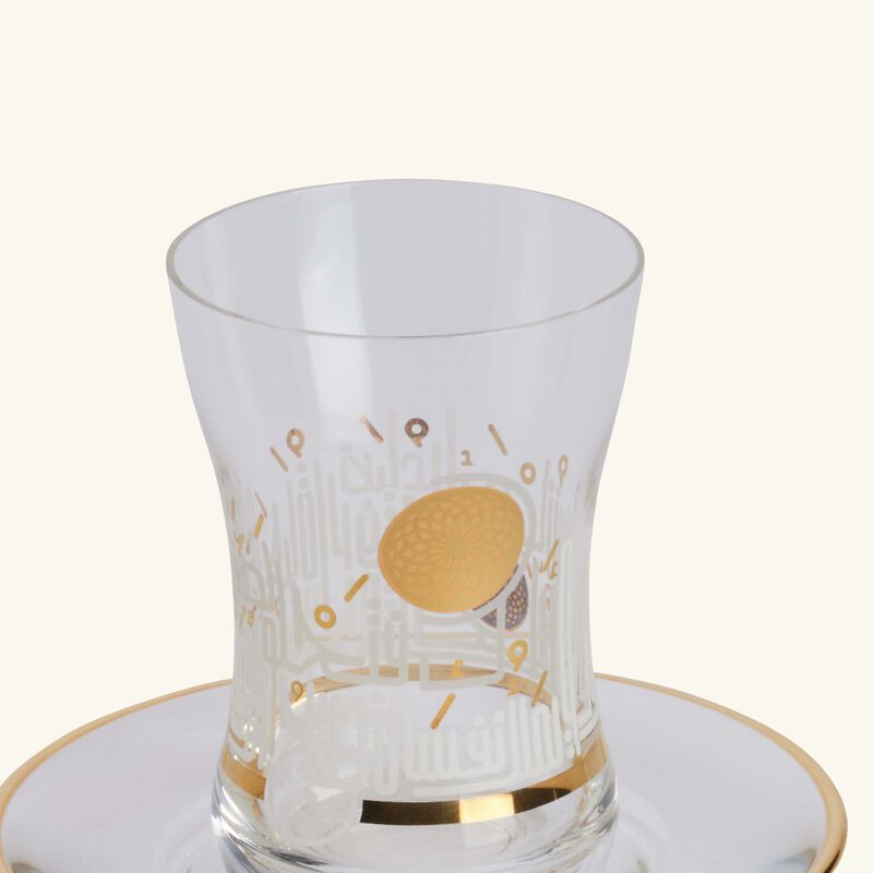 دملاج طقم حياة المؤلف من 6 فناجين عربية للشاي مع صحونها باللون الذهبي