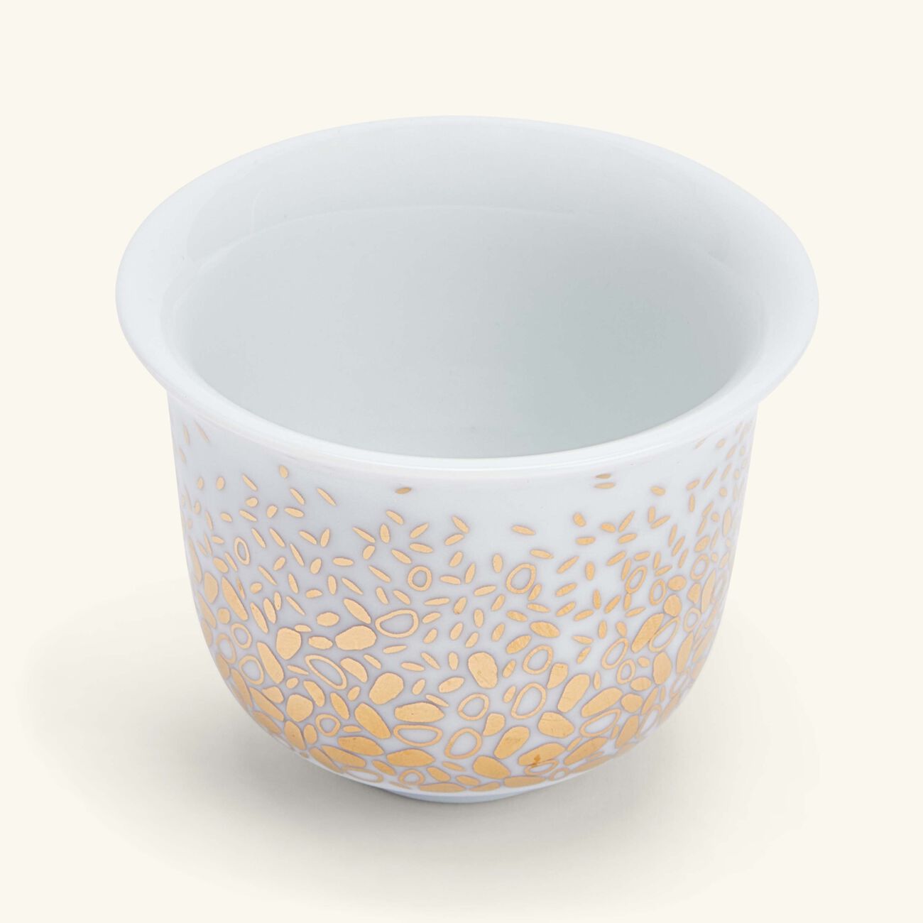 طقم تمرة بالتعاون مع رزان العزوني دوتس باتم المؤلف من فنجانين للقهوة العربية باللون الذهبي صلصال طقم تمرة بالتعاون مع رزان العزوني دوتس باتم المؤلف من فنجانين للقهوة العربية باللون الذهبي