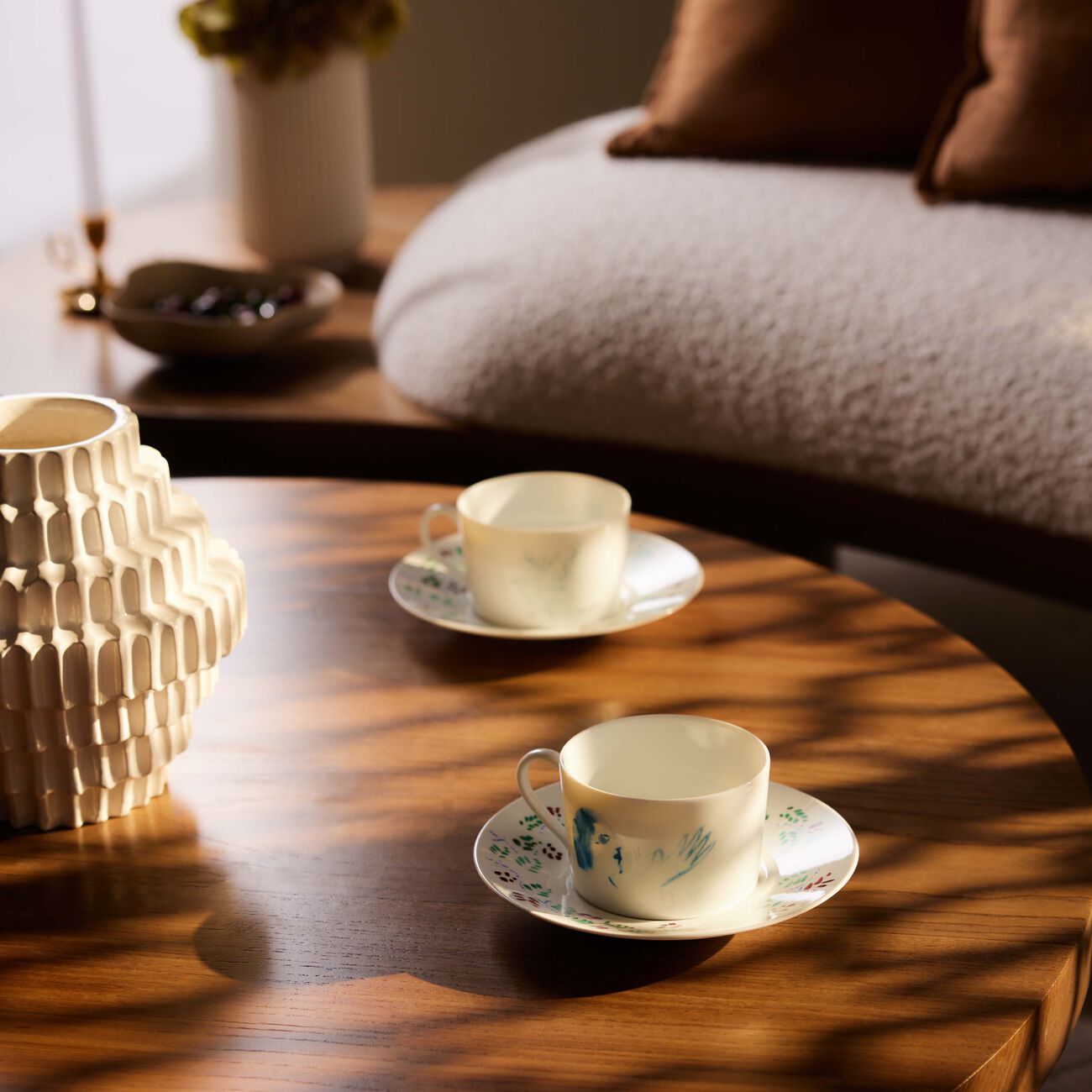 برناردو طقم مارك شاجال مؤلف من فنجانين للشاي مع صحنيهما باللون الأبيض