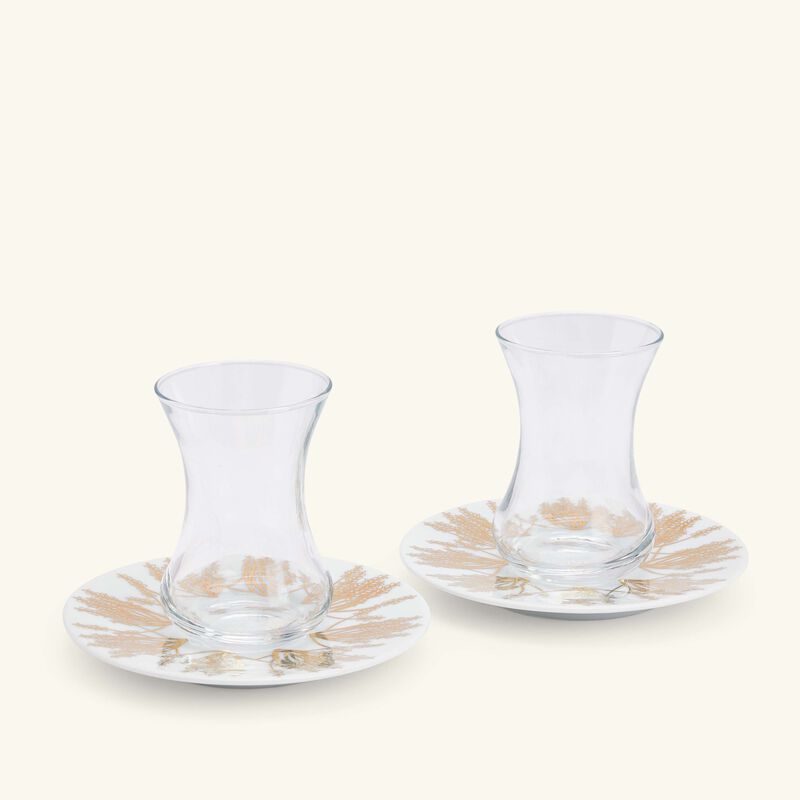 طقم تمرة بالتعاون مع رزان العزوني برانش المؤلف من فنجانين عربيين للشاي مع صحنيهما باللون الذهبي صلصال طقم تمرة بالتعاون مع رزان العزوني برانش المؤلف من فنجانين عربيين للشاي مع صحنيهما باللون الذهبي