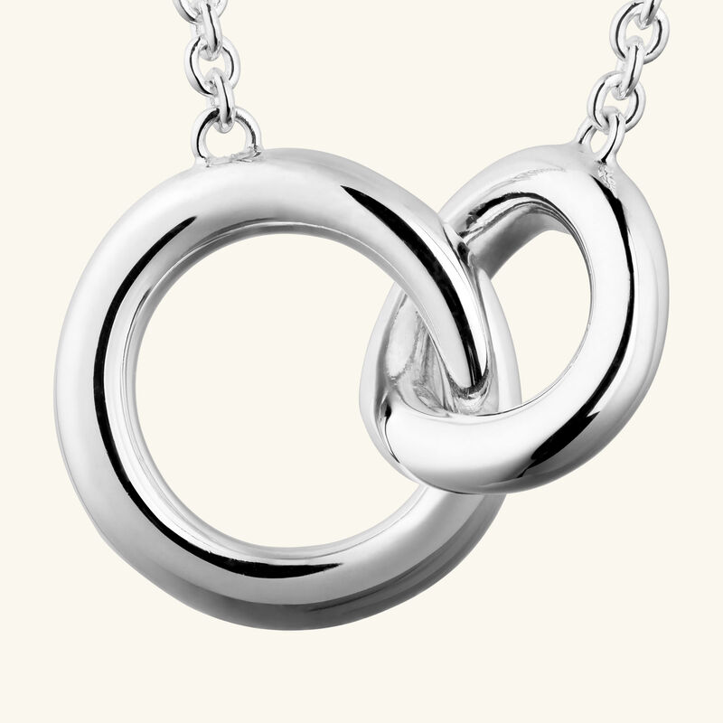 طقم إيدول دو كريستوفل من قلادتين تشوكر باللون الفضي طقم إيدول دو كريستوفل من قلادتين تشوكر باللون الفضي