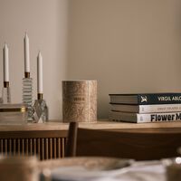 مزهرية باروكو المستديرة الصغيرة بلون البيج فيرساتشي مزهرية باروكو المستديرة الصغيرة بلون البيج