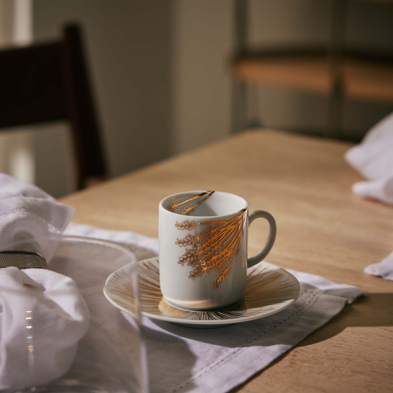 طقم تمرة بالتعاون مع رزان العزوني برانش المؤلف من فنجانين للقهوة مع صحنيهما باللون الذهبي صلصال طقم تمرة بالتعاون مع رزان العزوني برانش المؤلف من فنجانين للقهوة مع صحنيهما باللون الذهبي