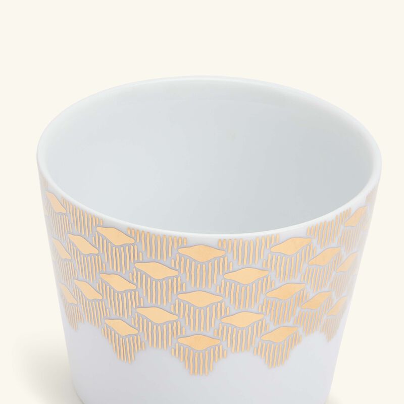 مزهرية تمرة بالتعاون مع رزان العزوني على شكل حرف V صغيرة باللون الذهبي صلصال مزهرية تمرة بالتعاون مع رزان العزوني على شكل حرف v صغيرة باللون الذهبي