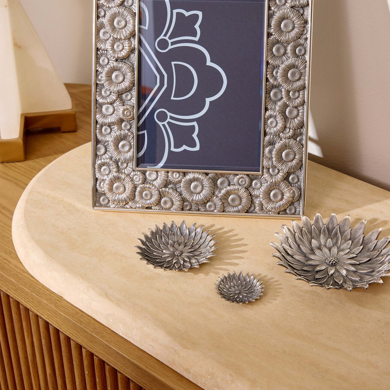 بوتشيلاتي وعاء على شكل شقائق النعمان فضي بحجم صغير