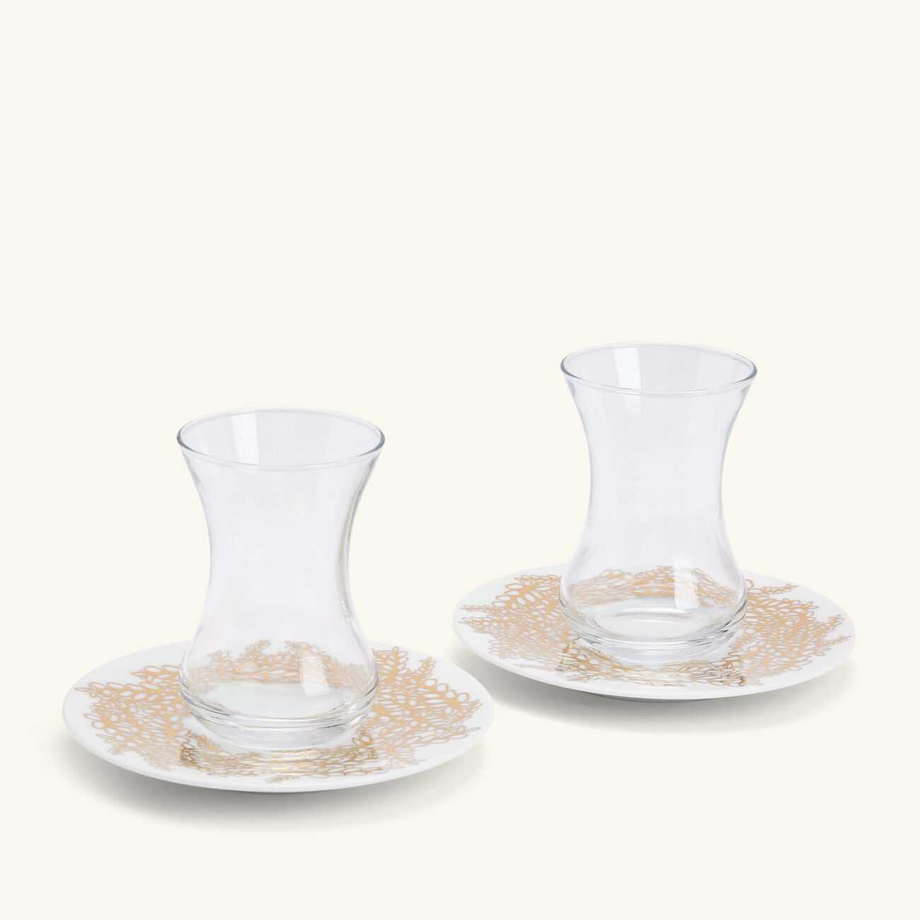 طقم تمرة بالتعاون مع رزان العزوني تارا المؤلف من فنجانين عربيين للشاي مع صحنيهما باللون الذهبي صلصال طقم تمرة بالتعاون مع رزان العزوني تارا المؤلف من فنجانين عربيين للشاي مع صحنيهما باللون الذهبي