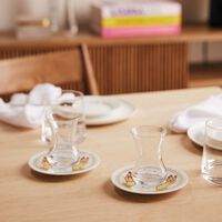 صلصال طقم حصة المؤلف من 6 فناجين شفافة للشاي مع صحونها