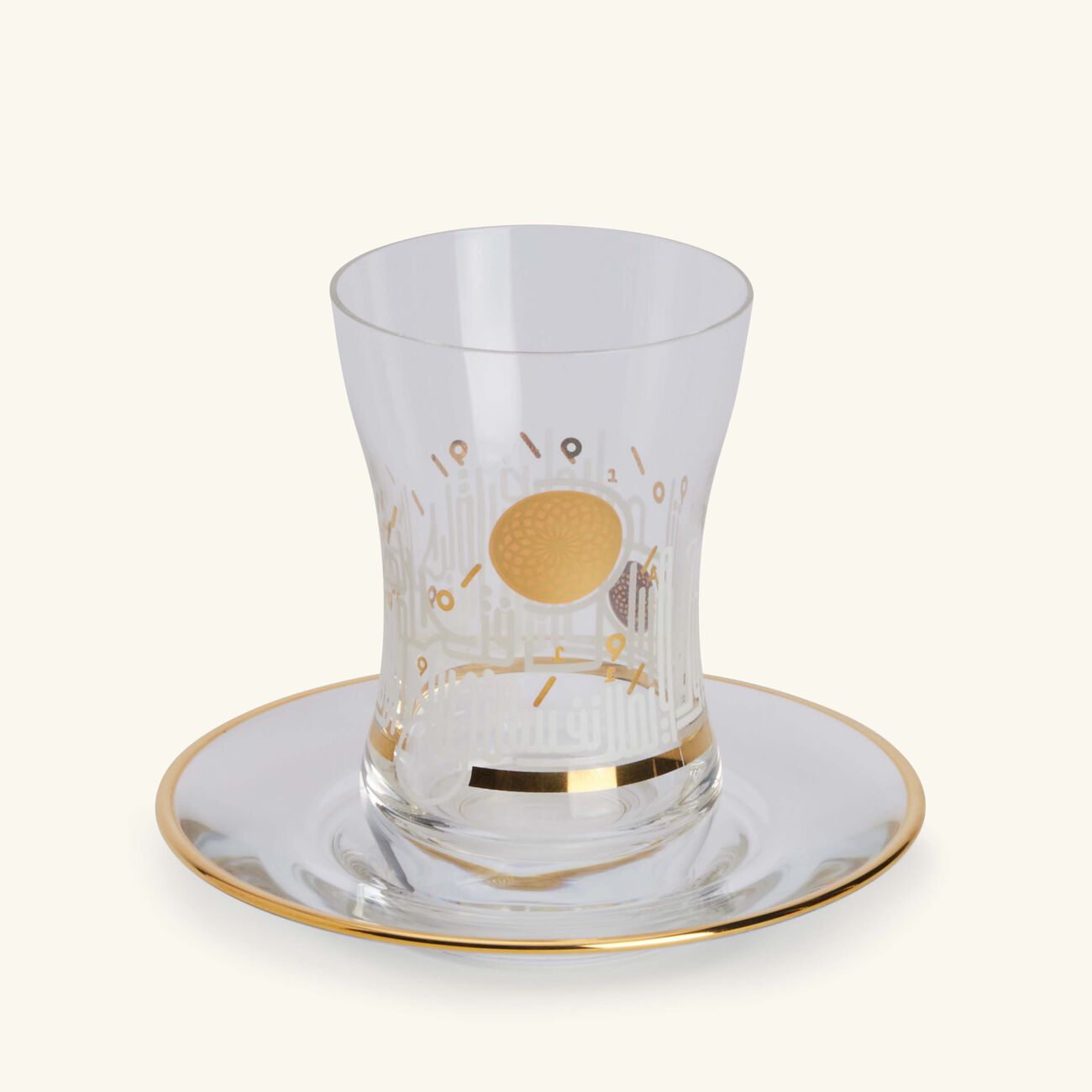 دملاج طقم حياة المؤلف من 6 فناجين عربية للشاي مع صحونها باللون الذهبي