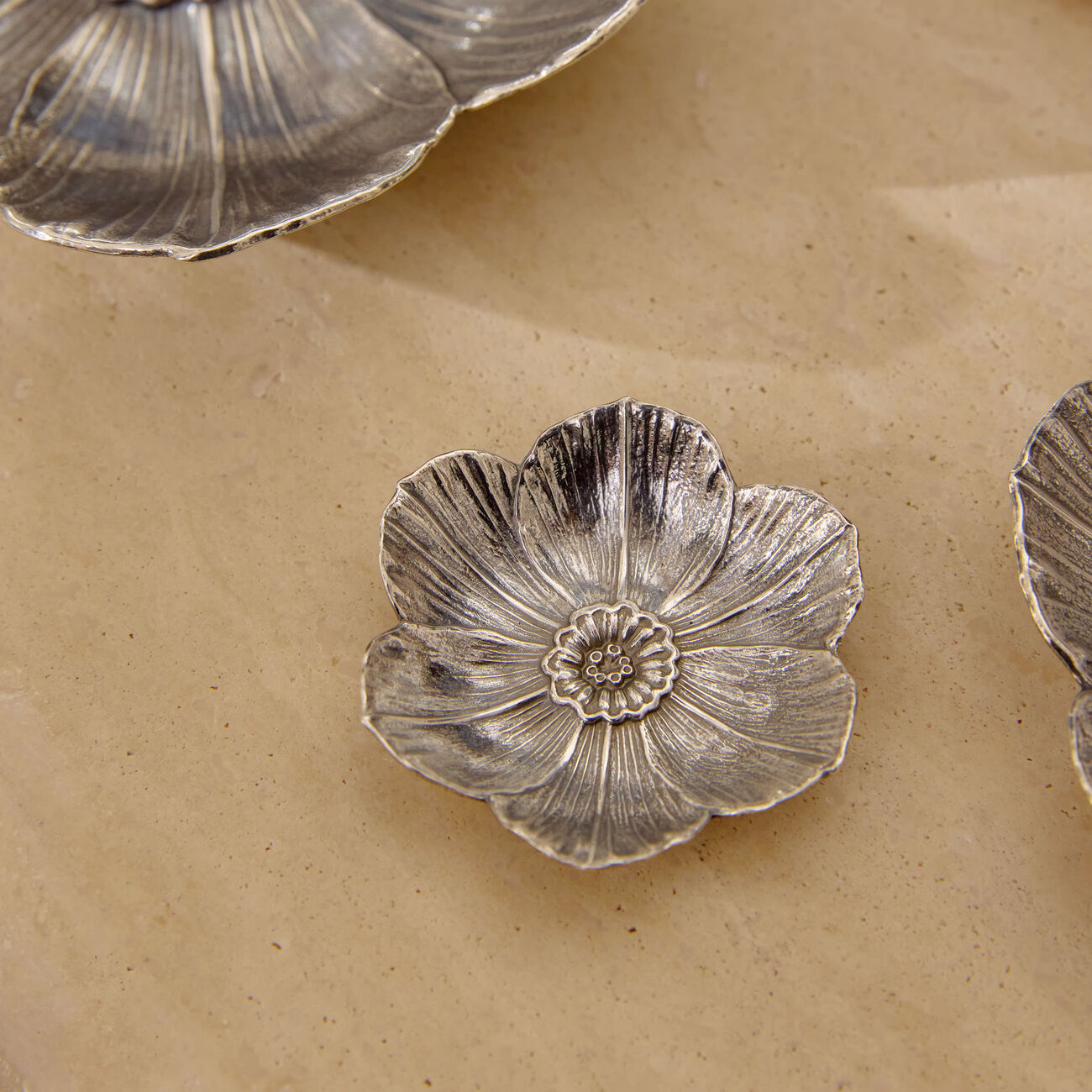 بوتشيلاتي وعاء على شكل زهرة النرجس فضي بحجم صغير جدًا