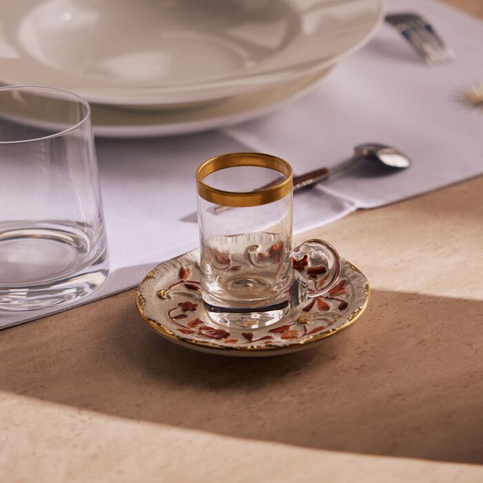 فيلاري فنجان شاي عربي تاورمينا مع صحنه باللون الأحمر