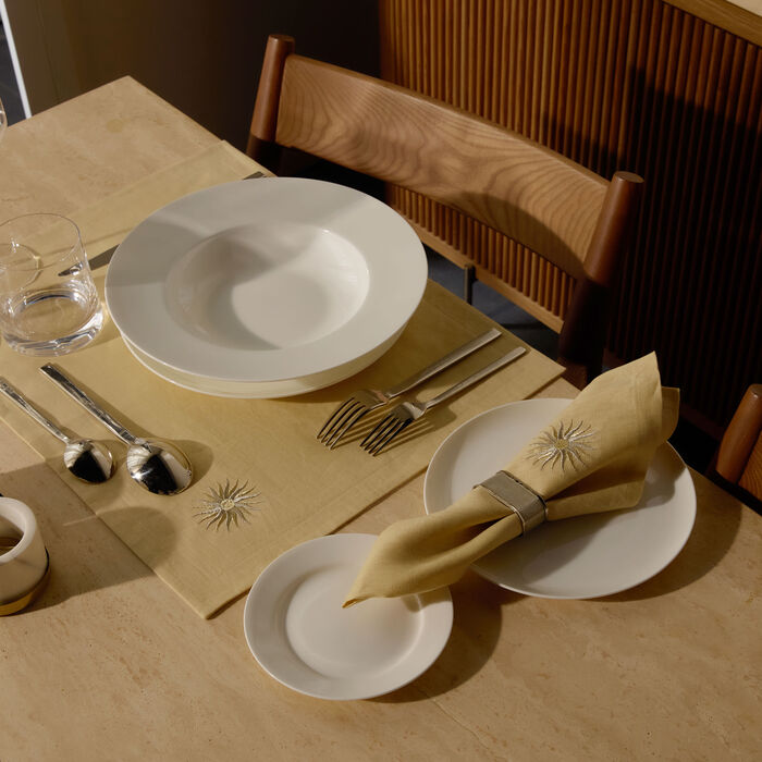 كاترين دينوال منديل بنقشة شمس بيج