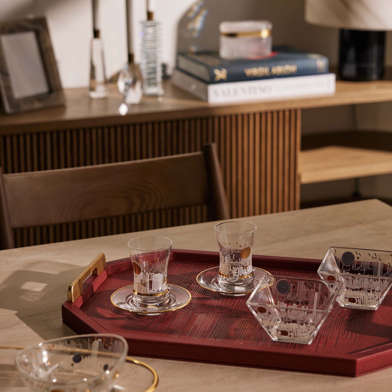 دملاج طقم حياة المؤلف من 6 فناجين عربية للشاي مع صحونها باللون الذهبي