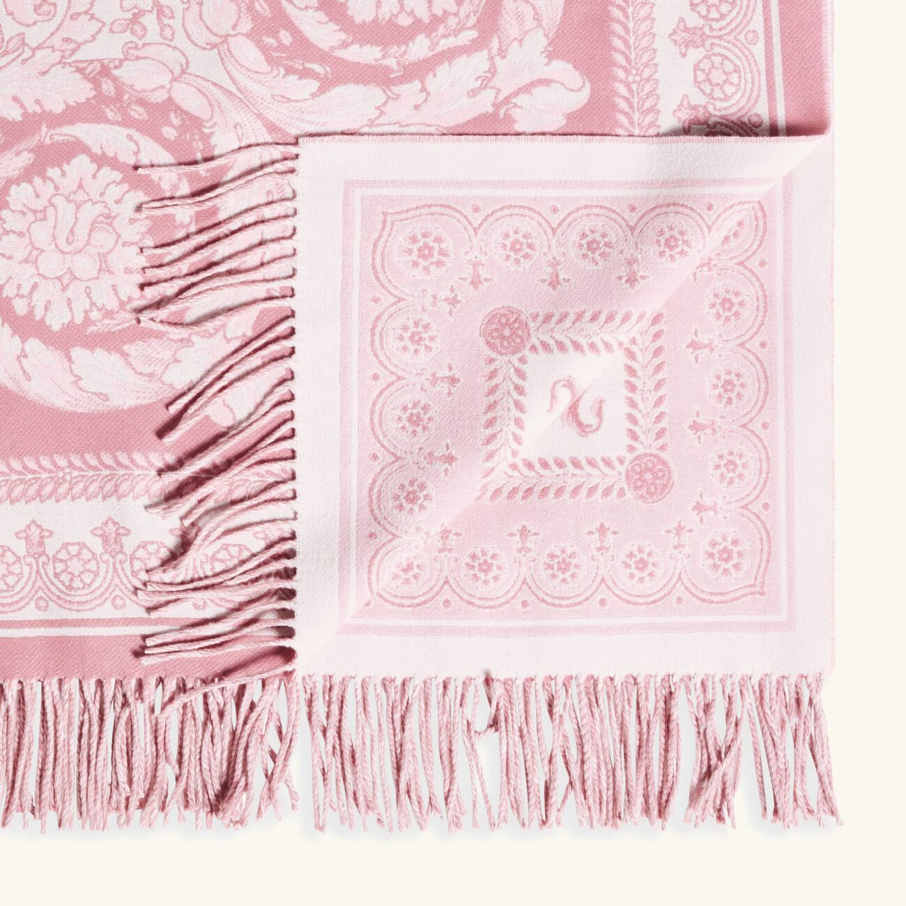 فيرساتشي بطانية كريت دو فلور بالشراريب