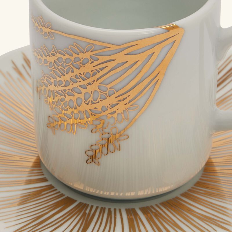 طقم تمرة بالتعاون مع رزان العزوني برانش المؤلف من فنجانين للقهوة مع صحنيهما باللون الذهبي صلصال طقم تمرة بالتعاون مع رزان العزوني برانش المؤلف من فنجانين للقهوة مع صحنيهما باللون الذهبي