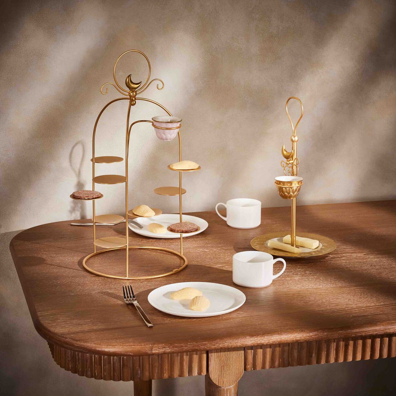 فيلاري قاعدة المعجنات وحامل فناجين القهوة بيكوك إكسترافاجانزا باللون الذهبي