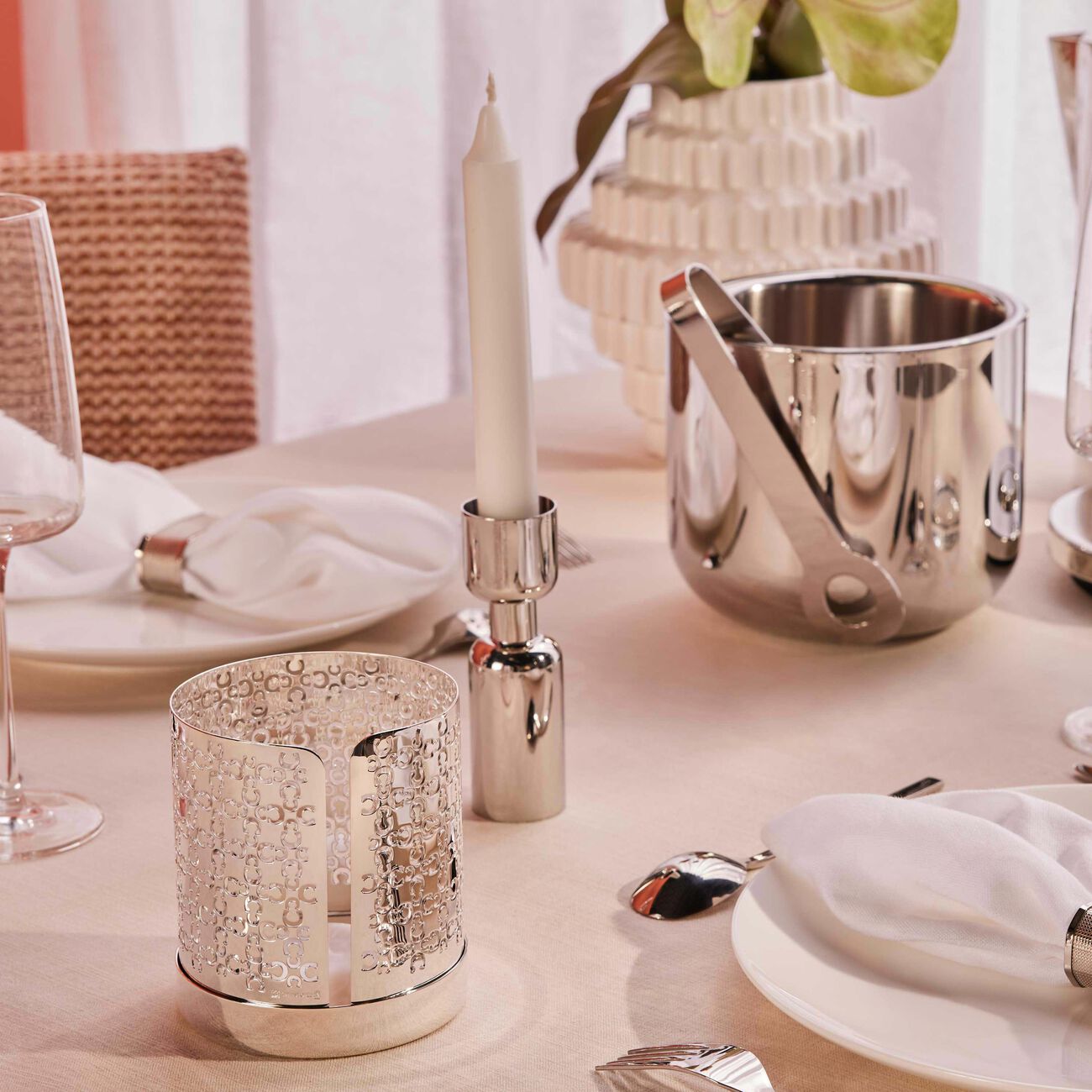 حامل الشموع آيكونك باللون الفضي كريستوفل حامل الشموع آيكونك باللون الفضي