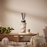 شمعة تمرة بالتعاون مع رزان العزوني برائحة العود والورد 150 غ صلصال شمعة تمرة بالتعاون مع رزان العزوني برائحة العود والورد 150 غ