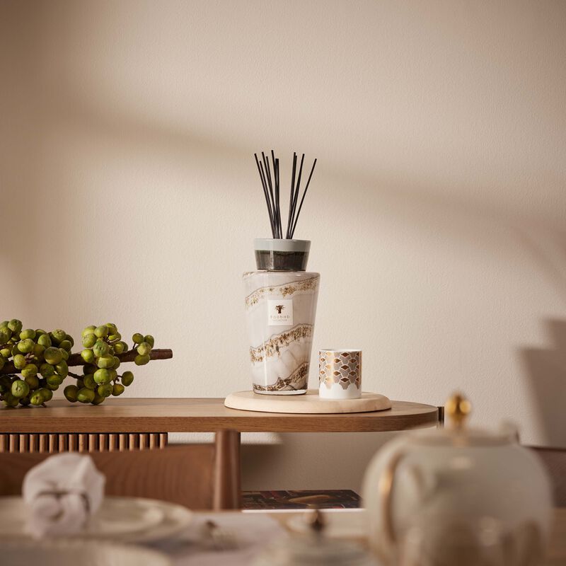 شمعة تمرة بالتعاون مع رزان العزوني برائحة العود والورد 150 غ صلصال شمعة تمرة بالتعاون مع رزان العزوني برائحة العود والورد 150 غ