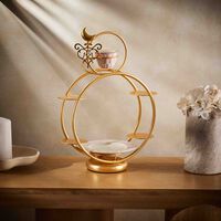 فيلاري قاعدة لتقديم المعجنات مع قسم مخصص لفنجان قهوة باللون الذهبي