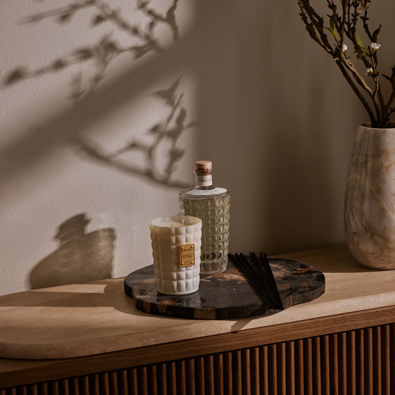 إديون طقم تشيلو سويت نمبر 27 كوتن هارموني بيانكا المؤلف من شمعة عطرية وموزع للعطر