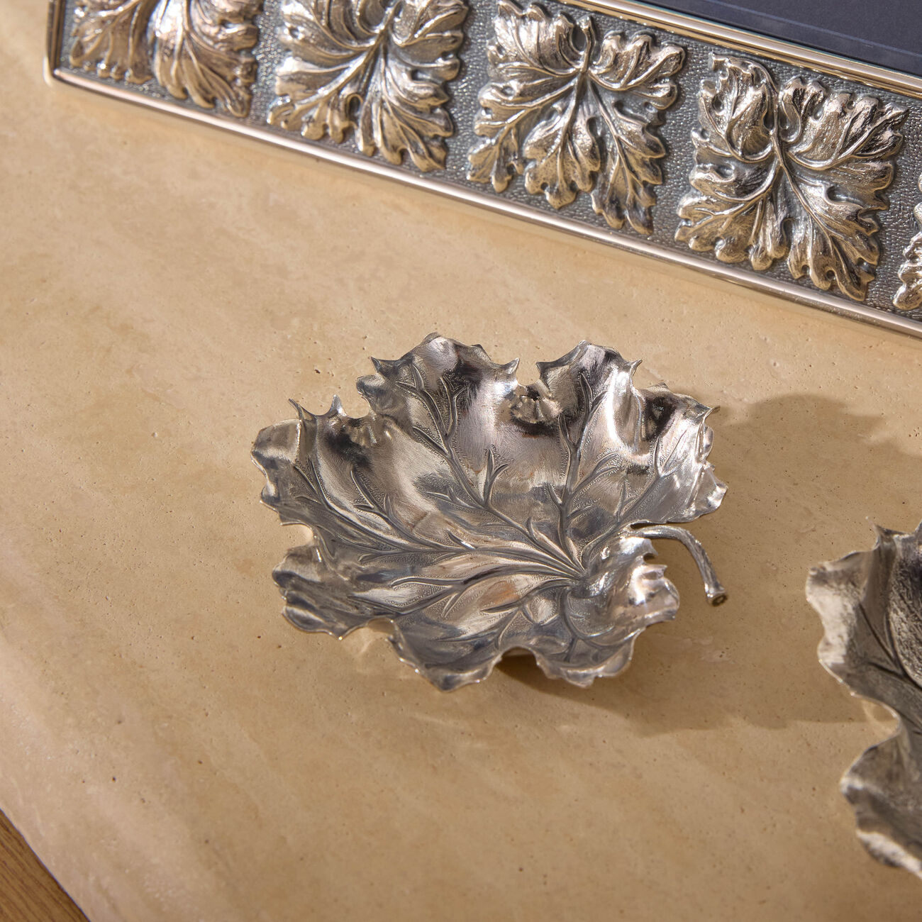 بوتشيلاتي وعاء على شكل ورقة إبرة الراعي فضي بحجم صغير