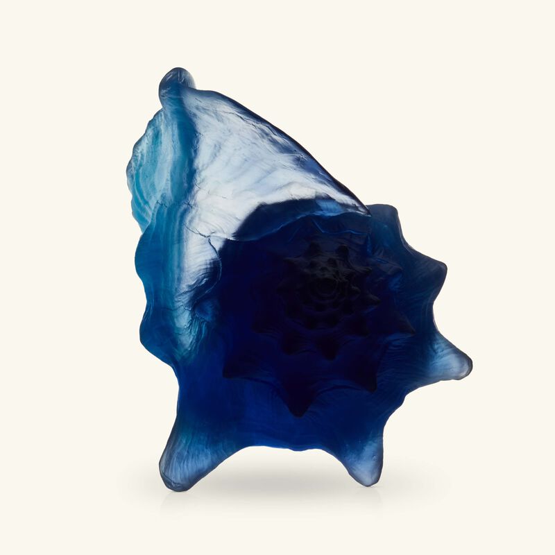 دوم منحوتة مير دو كوراي على شكل صدفة صغيرة زرقاء