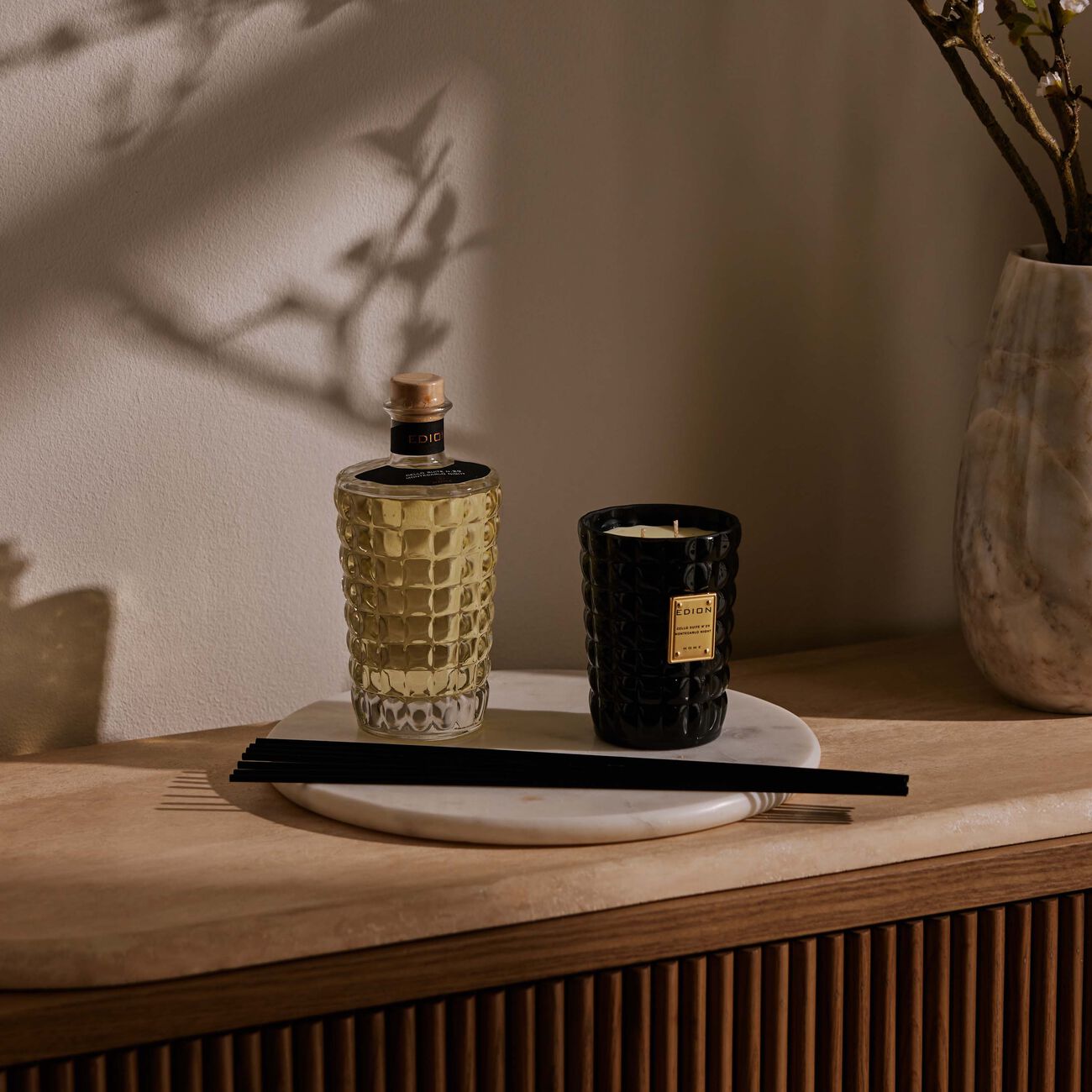 إديون طقم تشيلو سويت نمبر 29 مونتي كارلو نايت نيرو المؤلف من شمعة عطرية وموزع للعطر