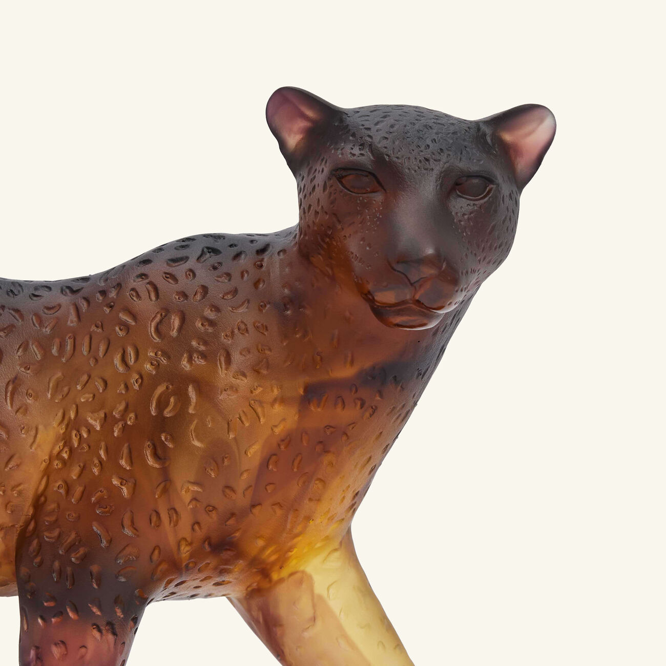 دوم منحوتة ليوبارد صغيرة بنية