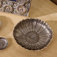 وعاء على شكل زهرة الأقحوان فضي بحجم متوسط بوتشيلاتي وعاء على شكل زهرة الأقحوان فضي بحجم متوسط