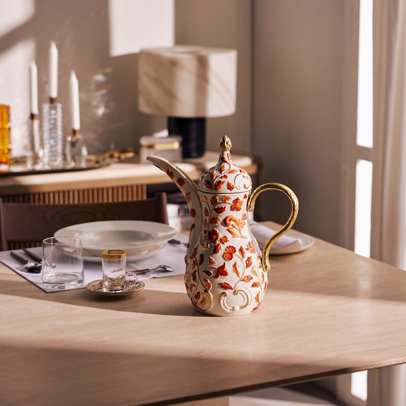 فيلاري دلة تاورمينا باللون الأحمر