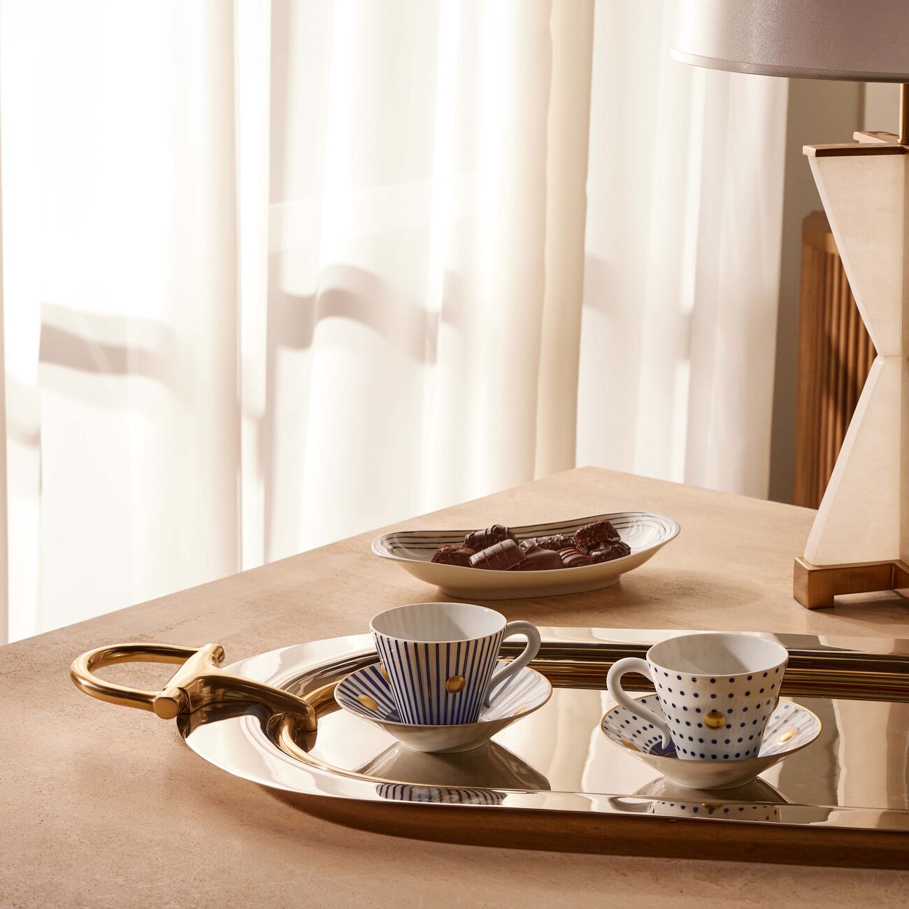 برناردو طقم ديلفوس إي كنوسوس مؤلف من فنجاني شاي مع صحنيهما باللون الأزرق