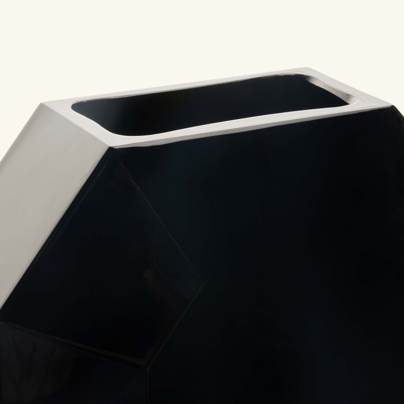 baccarat octogone vase small black