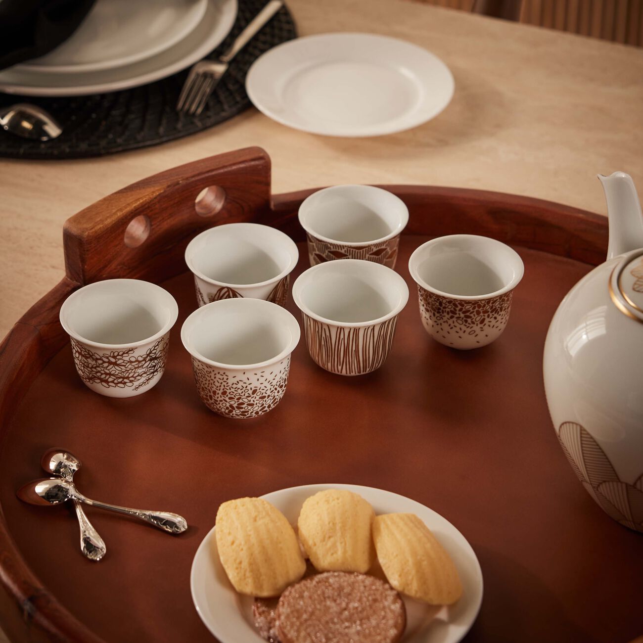 صلصال طقم تمرة بالتعاون مع رزان العزوني المؤلف من 6 فناجين للقهوة باللون الذهبي