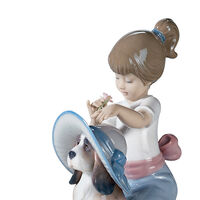 منحوتة على شكل فتاة بصحبة كلبها منحوتة على شكل فتاة بصحبة كلبها, small