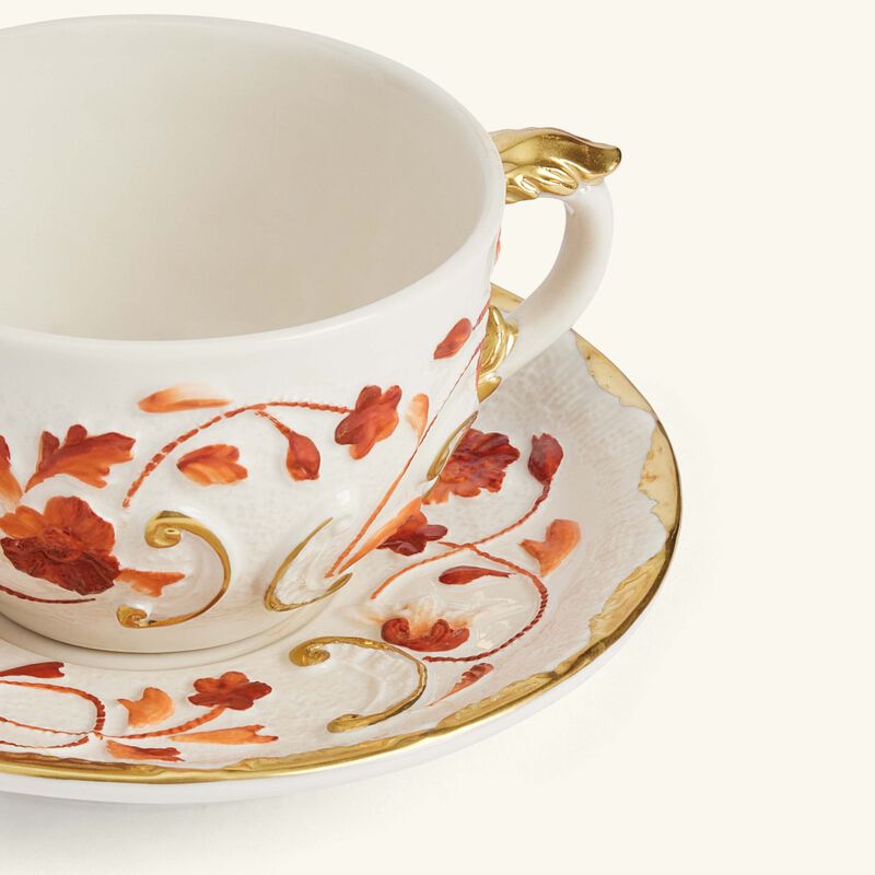 فيلاري فنجان شاي تاورمينا مع صحنه باللون الأحمر