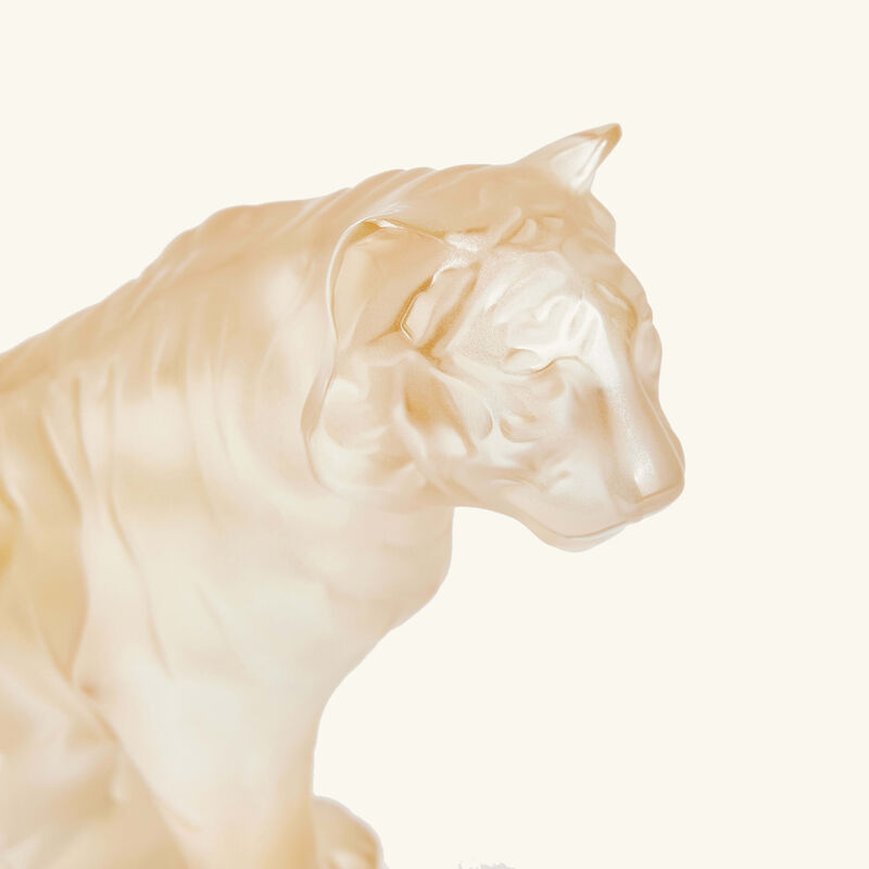 منحوتة على شكل نمر يجثو صغيرة باللون الذهبي large