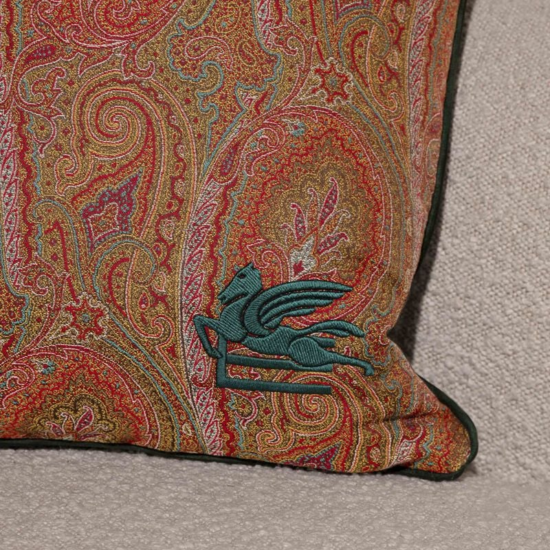 وسادة أرنيكا المطرزة باللون البني إيترو وسادة أرنيكا المطرزة باللون البني