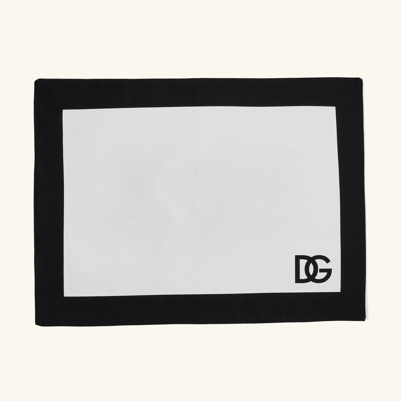 طقم دولتشي آند غابانا لوغو المؤلف من مفرش للأطباق ومنديل للمائدة باللون الأحمر دولتشي أند غابانا كازا طقم دولتشي آند غابانا لوغو المؤلف من مفرش للأطباق ومنديل للمائدة باللون الأحمر