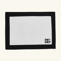 طقم دولتشي آند غابانا لوغو المؤلف من مفرش للأطباق ومنديل للمائدة باللون الأحمر دولتشي أند غابانا كازا طقم دولتشي آند غابانا لوغو المؤلف من مفرش للأطباق ومنديل للمائدة باللون الأحمر