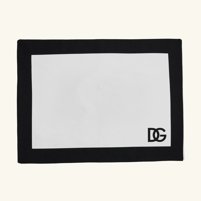 طقم دولتشي آند غابانا لوغو المؤلف من مفرش للأطباق ومنديل للمائدة باللون الأحمر دولتشي أند غابانا كازا طقم دولتشي آند غابانا لوغو المؤلف من مفرش للأطباق ومنديل للمائدة باللون الأحمر