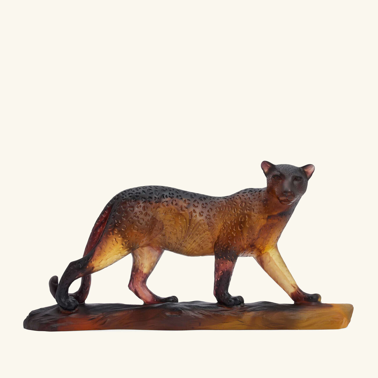 دوم منحوتة ليوبارد صغيرة بنية