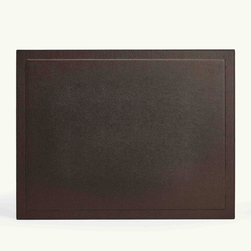 قاعدة الكتابة فيل باللون البني large