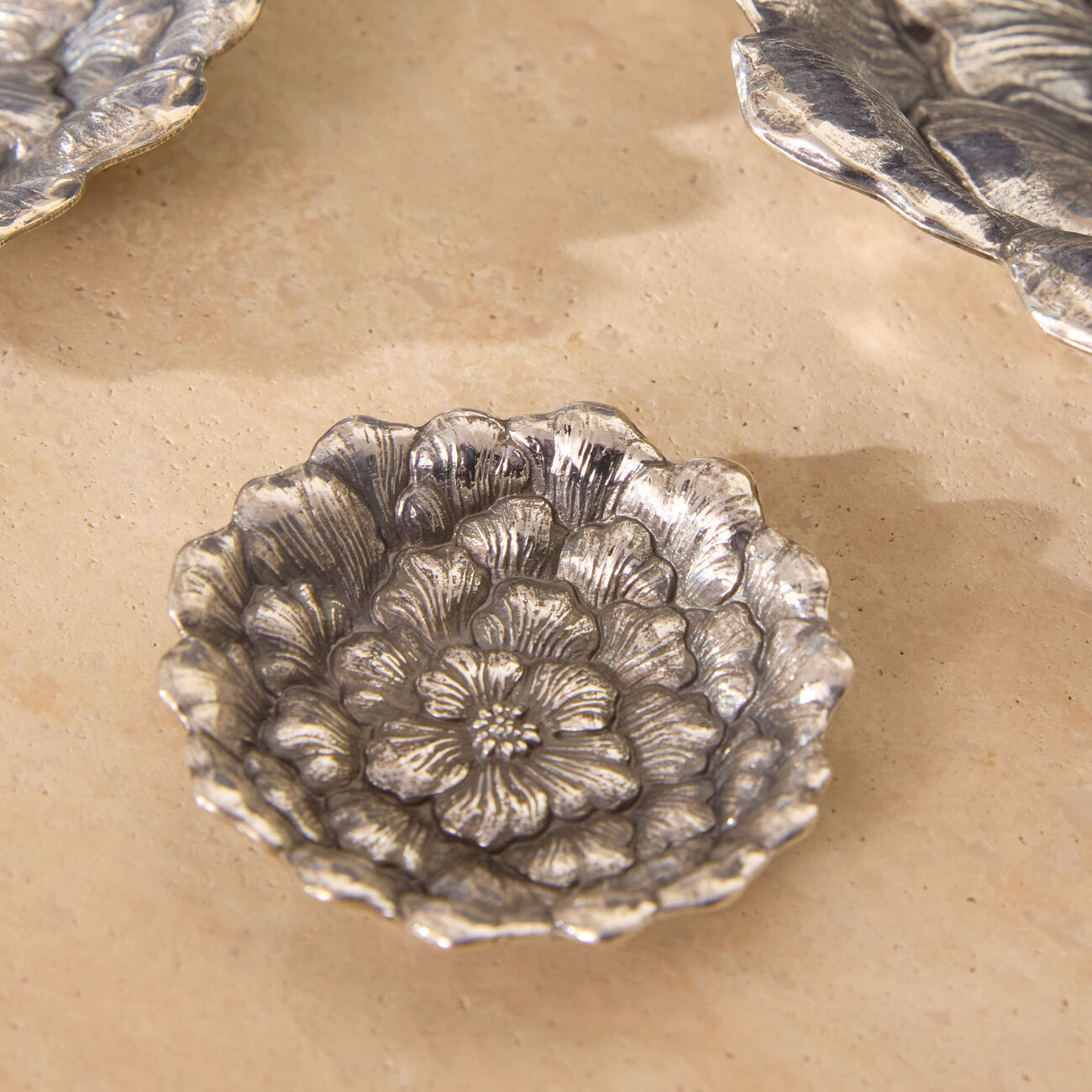 بوتشيلاتي وعاء على شكل زهرة الجاردينيا فضي بحجم صغير