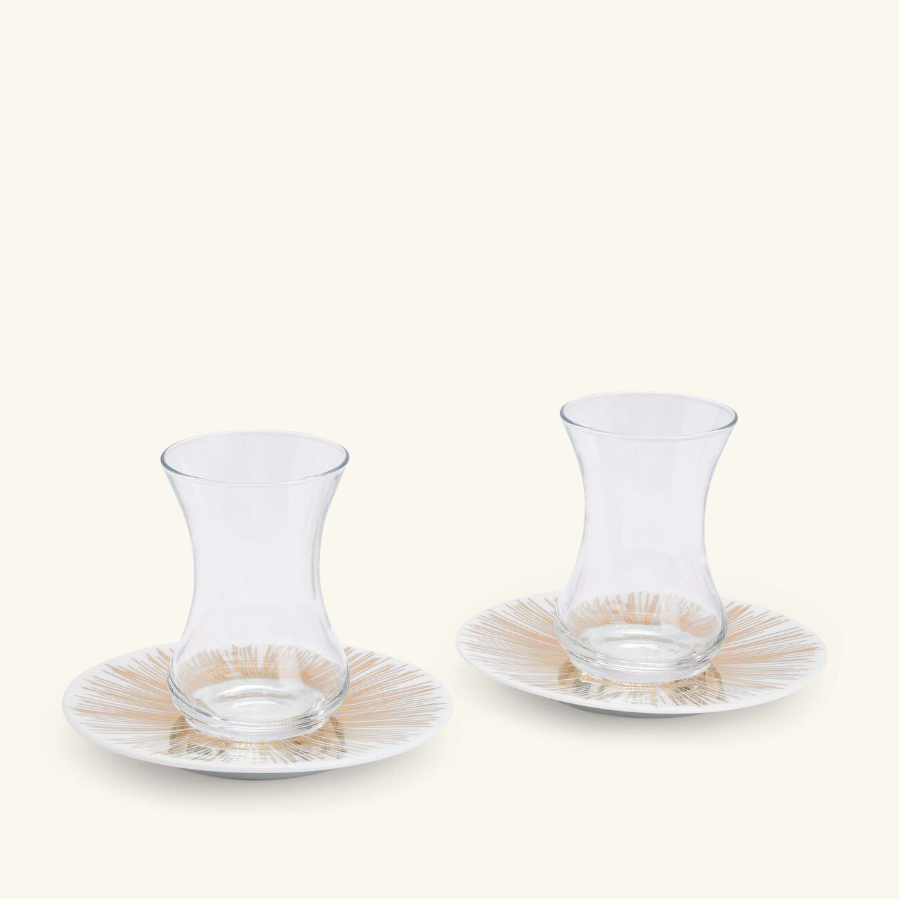 طقم تمرة بالتعاون مع رزان العزوني سترايبس المؤلف من فنجانين عربيين للشاي مع صحنيهما باللون الذهبي صلصال طقم تمرة بالتعاون مع رزان العزوني سترايبس المؤلف من فنجانين عربيين للشاي مع صحنيهما باللون الذهبي