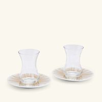 طقم تمرة بالتعاون مع رزان العزوني سترايبس المؤلف من فنجانين عربيين للشاي مع صحنيهما باللون الذهبي صلصال طقم تمرة بالتعاون مع رزان العزوني سترايبس المؤلف من فنجانين عربيين للشاي مع صحنيهما باللون الذهبي