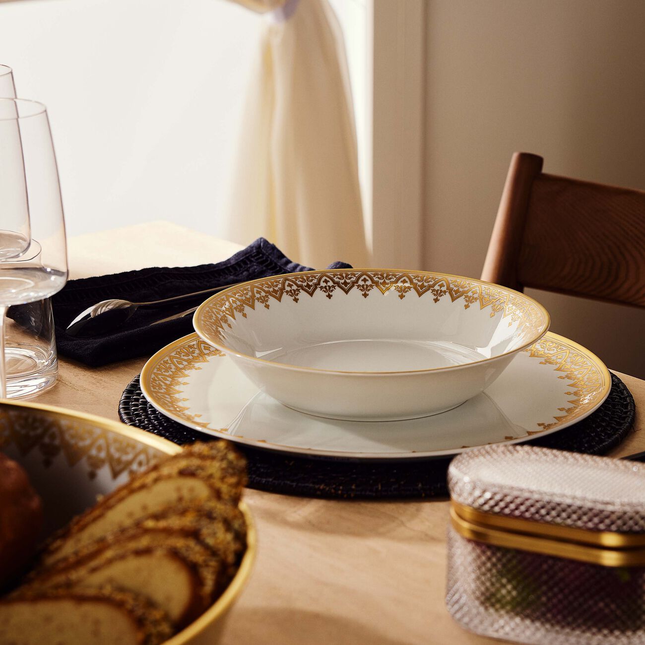 برناردو طبق الضيافة فينيس دائري باللون الذهبي 33 سم