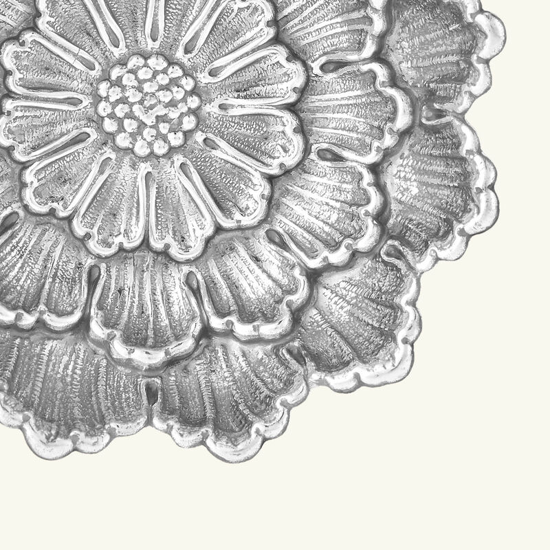 وعاء على شكل زهرة الأضاليا فضي بحجم صغير بوتشيلاتي وعاء على شكل زهرة الأضاليا فضي بحجم صغير