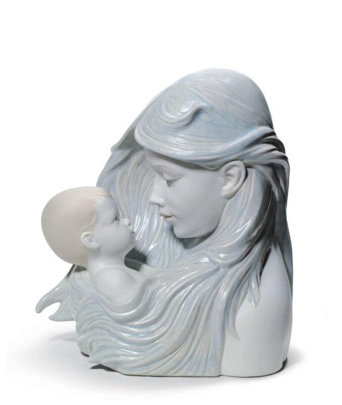تمثال الأم الحاملة لطفلها, large