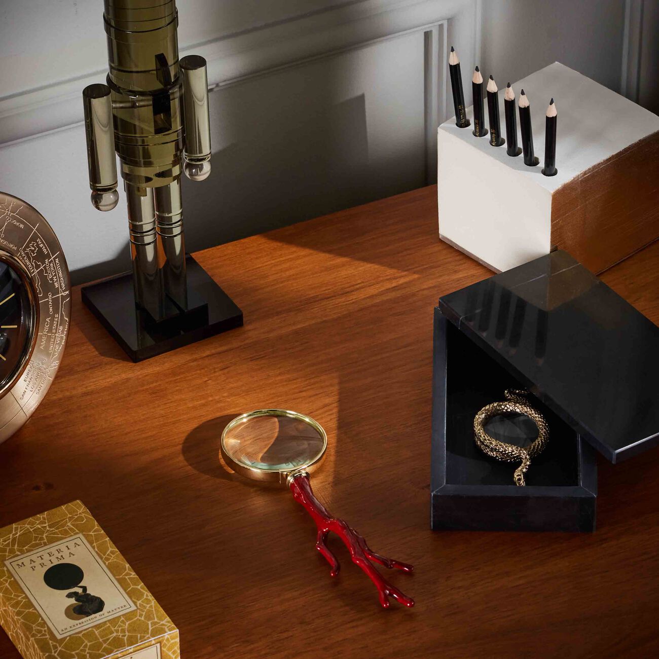 l objet coral magnifying glass red